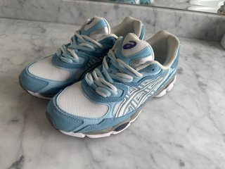 Zapatillas ASICS: grises y negras,azules y blancas