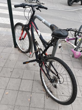 Bicicleta de Montaña Negra y Roja