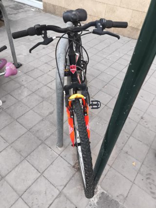 Bicicleta de Montaña Negra y Roja