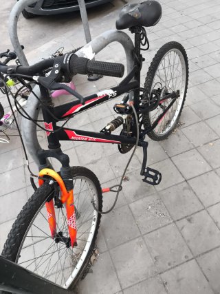 Bicicleta de Montaña Negra y Roja