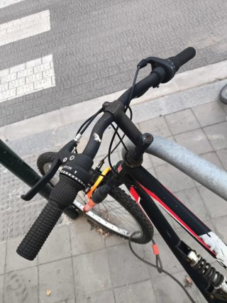 Bicicleta de Montaña Negra y Roja