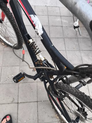 Bicicleta de Montaña Negra y Roja
