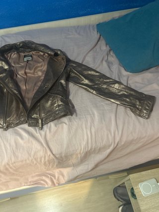 Chaqueta de cuero dorada para mujer