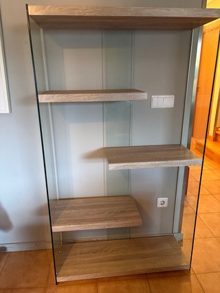 Estantería de madera y cristal en buen estado