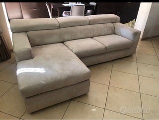 Divano angolare beige in tessuto