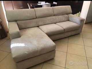 Divano angolare beige in tessuto