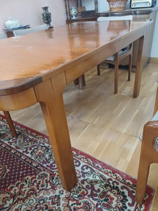 Mesa de comedor de madera