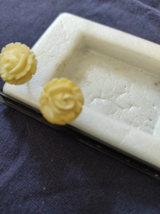 Pendientes antiguos rosa África
