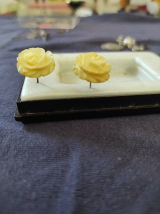 Pendientes antiguos rosa África