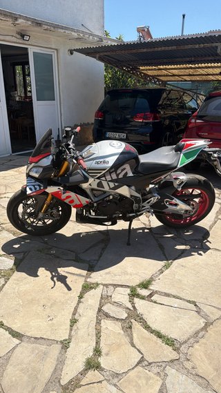 Aprilia Tuono V4 Factory Superpole