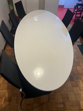 Mesa comedor ovalada y 6 sillas negras