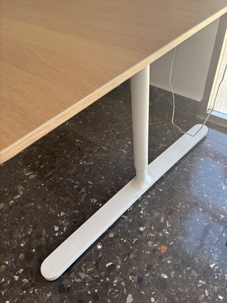 Escritorio de madera y metal