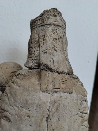 Escultura en piedra Virgen del Claustro de Solsona