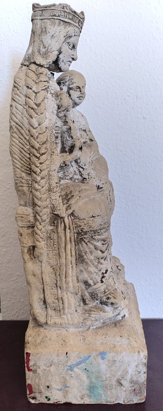 Escultura en piedra Virgen del Claustro de Solsona