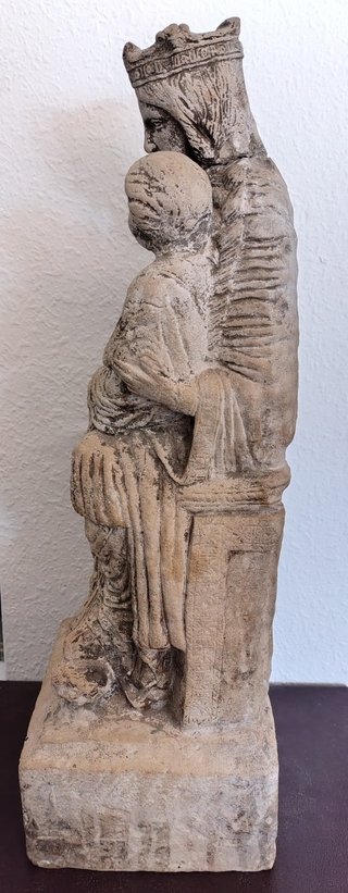 Escultura en piedra Virgen del Claustro de Solsona