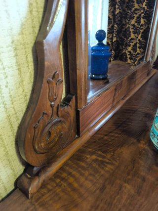 Cómoda antigua de madera con espejo