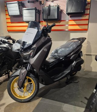 Yamaha NMAX TECH MAX Negra y Dorada