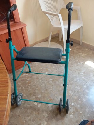 Andador con asiento y ruedas