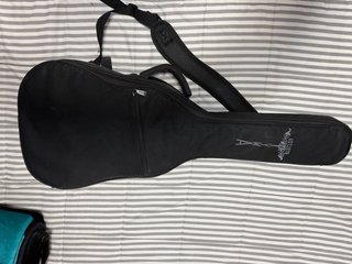 Guitarra acústica Tyma con funda