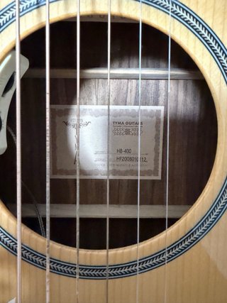 Guitarra acústica Tyma con funda