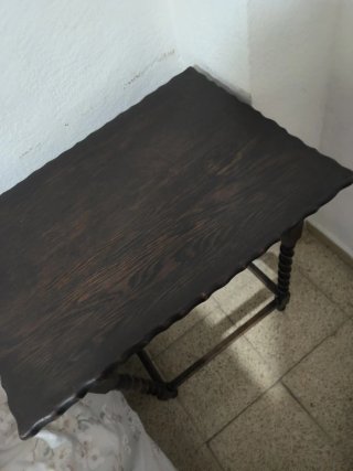 Mesa auxiliar antigua de madera