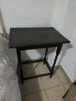 Mesa auxiliar antigua de madera