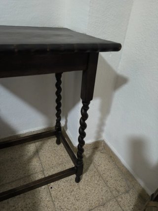 Mesa auxiliar antigua de madera