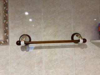 Muebles de baño de madera y mármol.