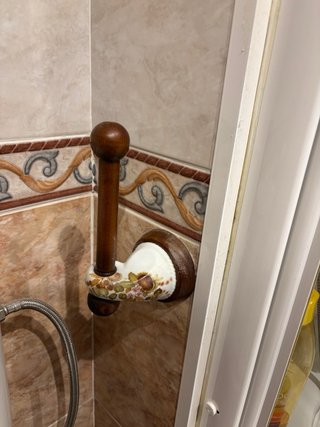 Muebles de baño de madera y mármol.