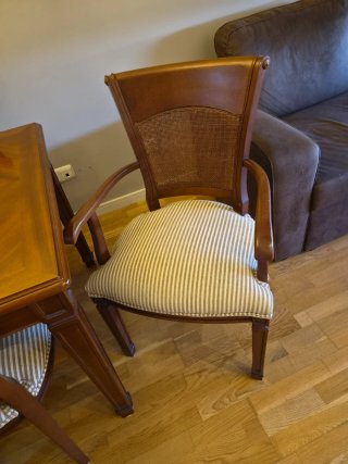 Mesa comedor + 4 sillas y 2 sillones