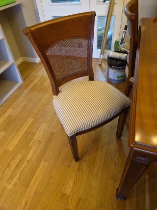 Mesa comedor + 4 sillas y 2 sillones