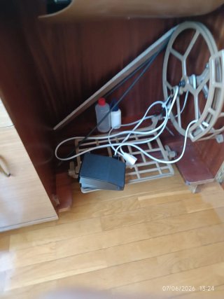 Mueble con máquina de coser marca ALFA