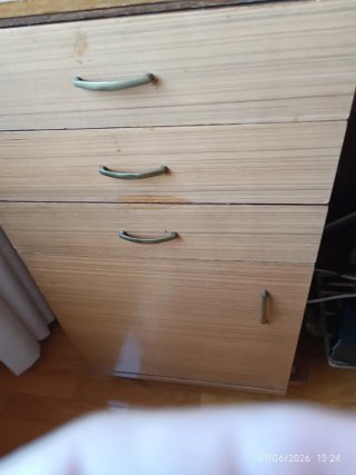 Mueble con máquina de coser marca ALFA