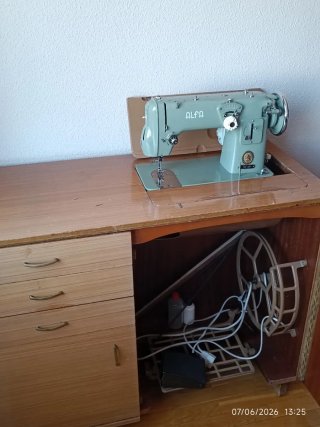 Mueble con máquina de coser marca ALFA