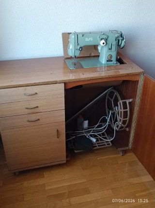 Mueble con máquina de coser marca ALFA