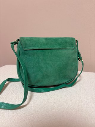 Bolso de piel verde con relieve