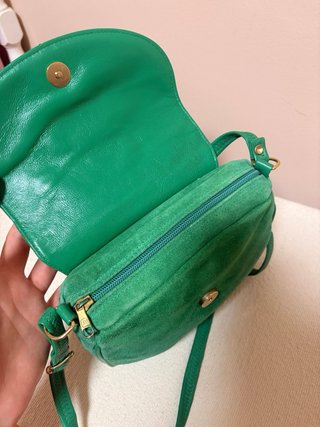 Bolso de piel verde con relieve