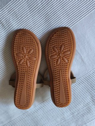 Sandalias planas beige con detalle dorado