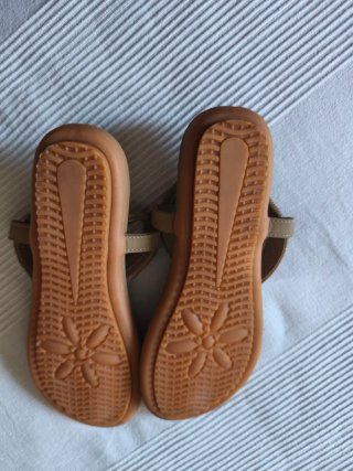 Sandalias planas beige con detalle dorado