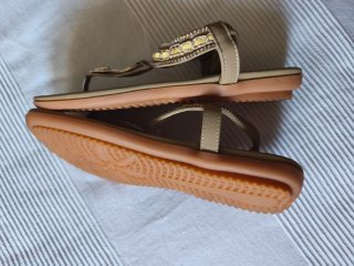 Sandalias planas beige con detalle dorado