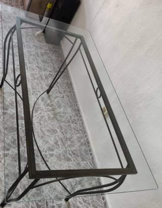 Mesa de forja y cristal