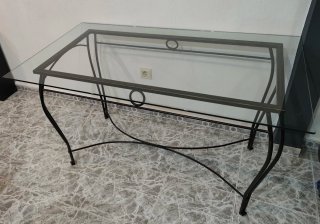 Mesa de forja y cristal