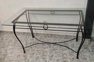 Mesa de forja y cristal