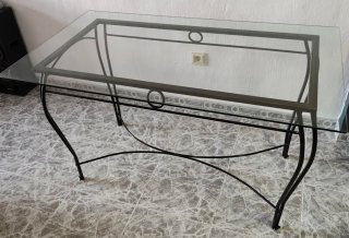 Mesa de hierro forja y cristal