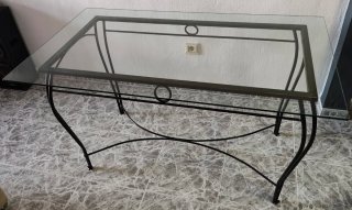 Mesa de hierro forja y cristal