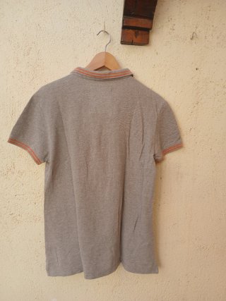 Polo Bershka gris y naranja