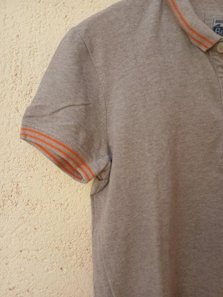 Polo Bershka gris y naranja