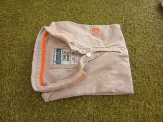 Polo Bershka gris y naranja