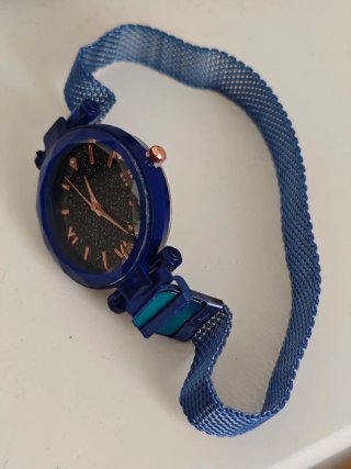 Reloj azul con esfera negra