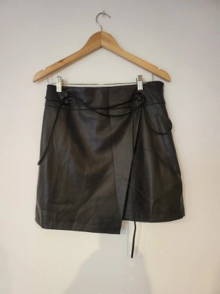 Falda Sfera Negra. Imitación piel. Nueva. T L
